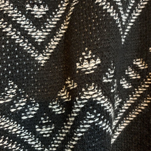 Fresh - Women’s Fringed Zig Zag Shawl Poncho Wrap Size Small 100% Acrylic - Picture 3 of 7